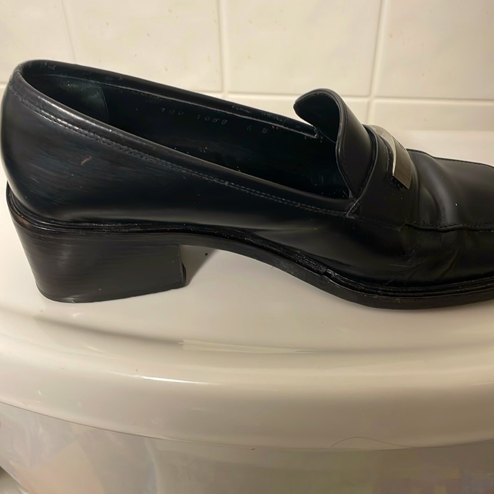 GUCCI VINTAGE BLACK GENUINE LEATHER LOAFERS WITH UNIQUE SILVER HARDWARE! - Picture 9 of 11